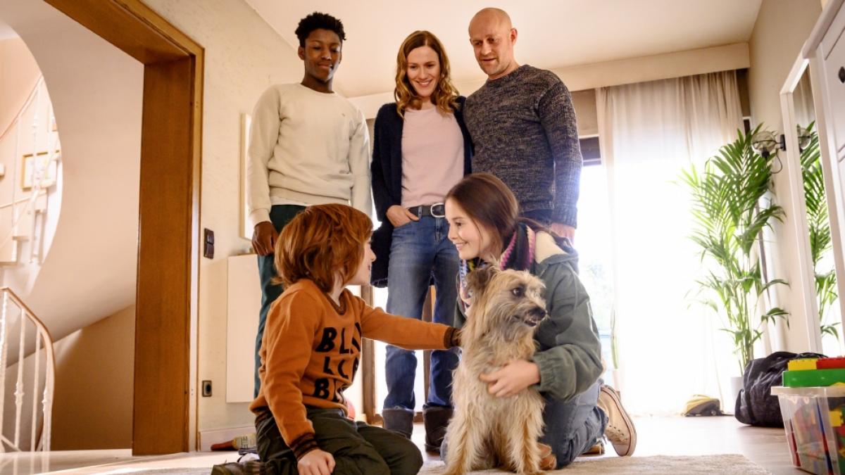 Theo Fankhauser (David Gr&uuml;ttner, l.) stellt Familienhund Fredo dem Rest der Familie vor. (Foto)