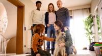 Theo Fankhauser (David Grüttner, l.) stellt Familienhund Fredo dem Rest der Familie vor.