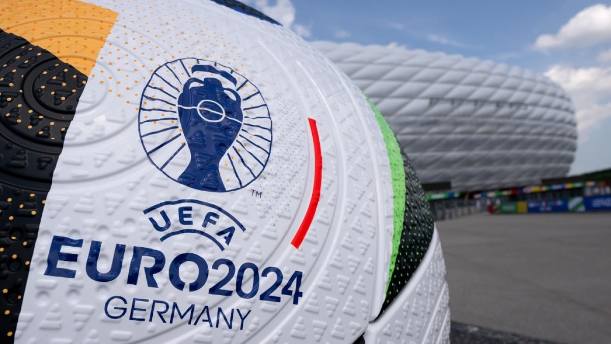 Ein riesiger Spielball der UEFA EURO 2024 ist vor der M&uuml;nchen Fu&szlig;ball Arena aufgebaut. (Foto)