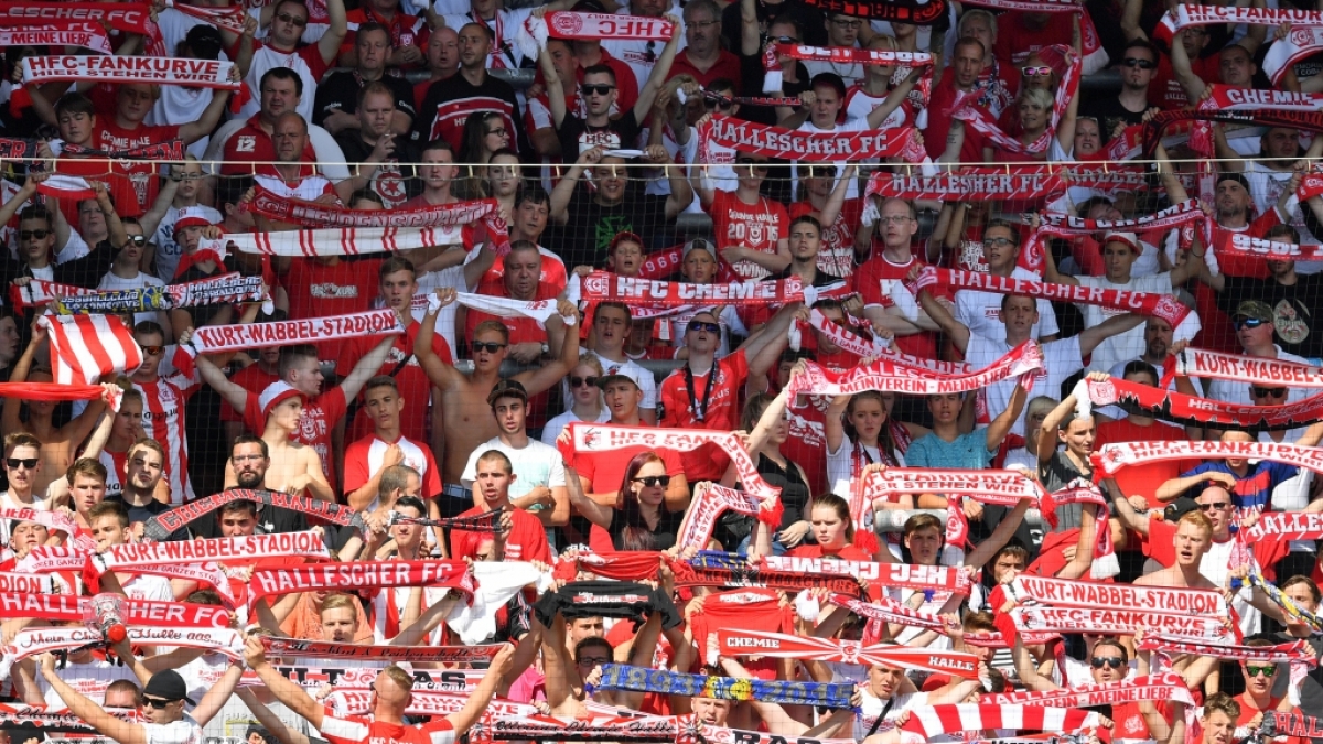 Auf den R&auml;ngen feiern die Fans vom Halleschen FC ihren Verein. (Symbolbild) (Foto)