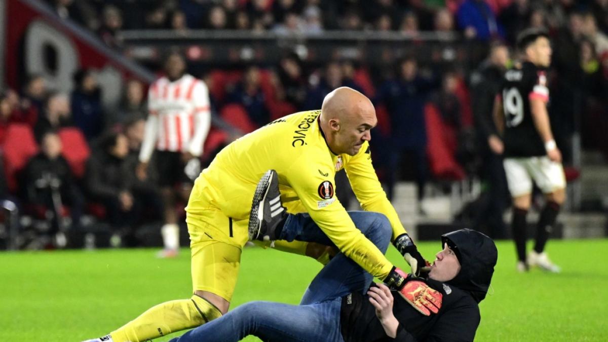 Ein PSV-Fan hat Sevilla-Torh&uuml;ter Marko Dmitrovic im Phillips-Stadion w&auml;hrend des Spiels angegriffen. (Foto)