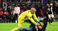 Ein PSV-Fan hat Sevilla-Torhüter Marko Dmitrovic im Phillips-Stadion während des Spiels angegriffen.