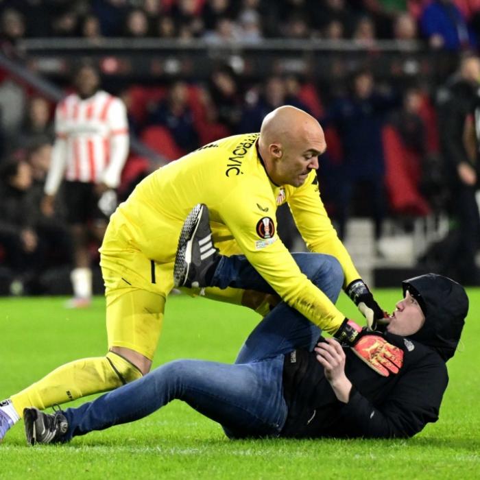 Hooligan schlägt auf Sevilla-Torwart Marko Dmitrovic ein