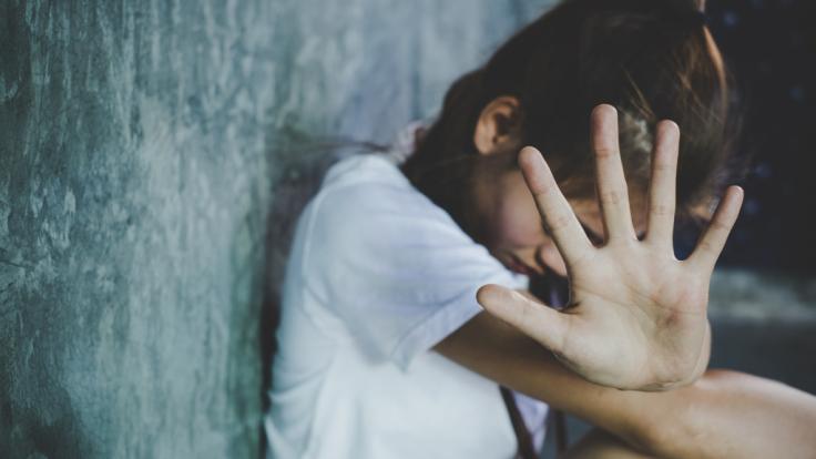 Ein 50-Jähriger aus Wuppertal soll seine minderjährige Tochter im Internet für Sex angeboten haben (Symbolbild).