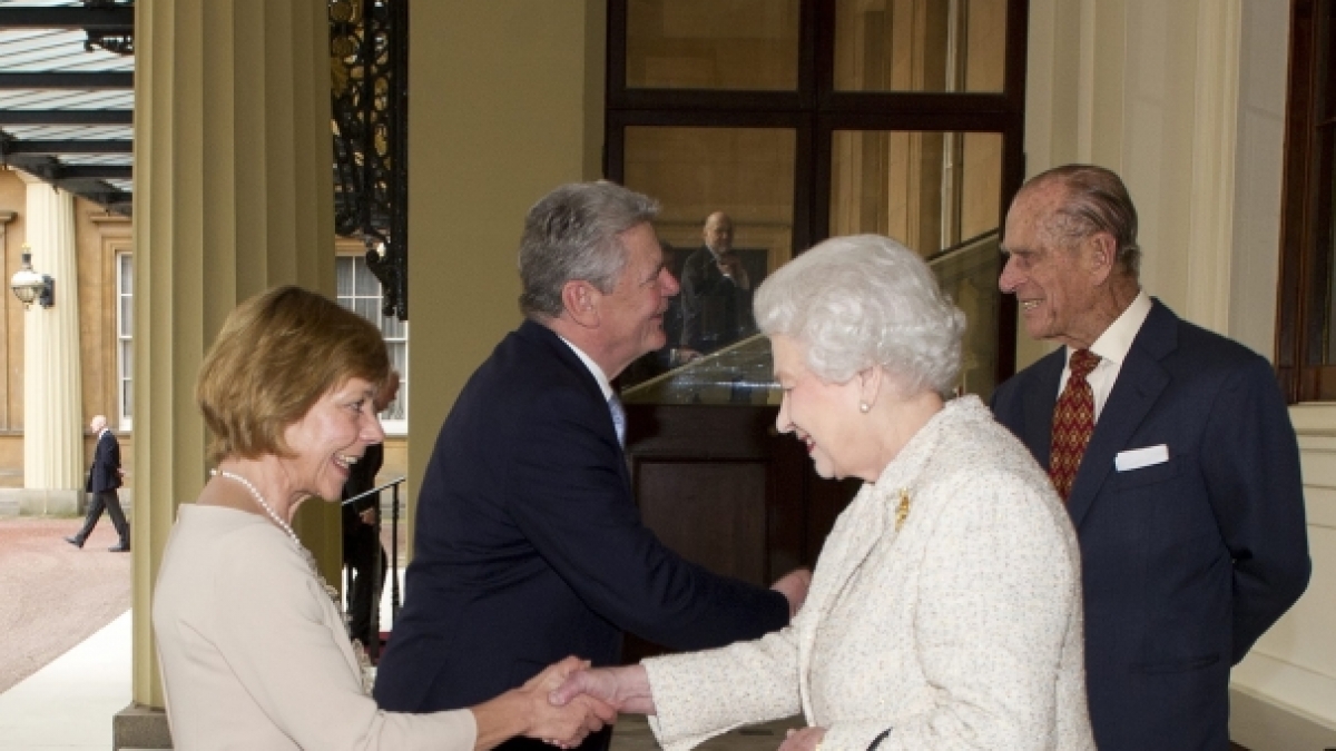 So wird's gemacht: Daniela Schadt, Lebensgef&auml;hrtin des ehemaligen Bundespr&auml;sidenten Joachim Gauck, macht bei der Begr&uuml;&szlig;ung vor K&ouml;nigin Elizabeth II. einen Knicks. (Foto)