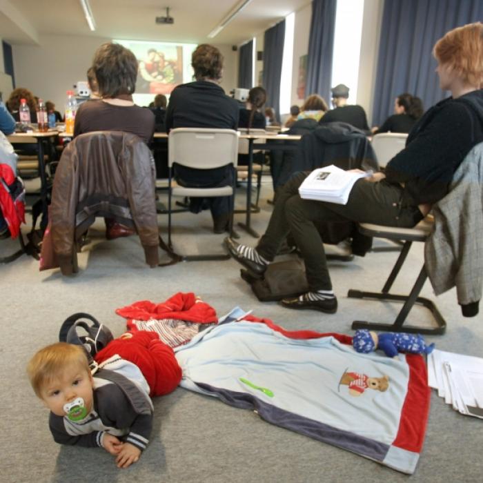 Studieren mit Kind ist nicht einfach - und erfordert eine genaue Kalkulation bei Elterngeld und Bafög.