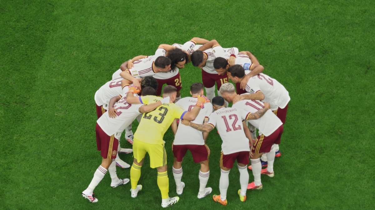 Die spanischen Spieler versammeln sich vor dem Spiel (Foto)