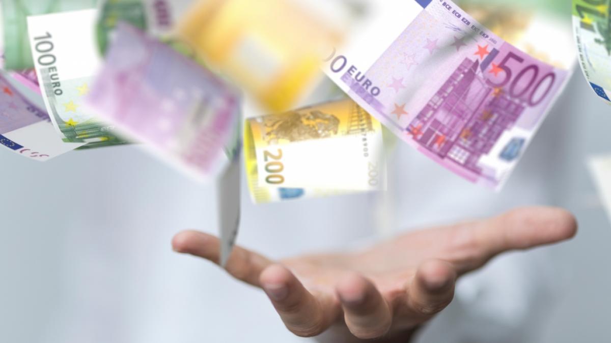 Wegen eines Bankfehler zahlten mehrere Bankautomaten jetzt mehr als doppelt so viel Geld aus. (Foto)