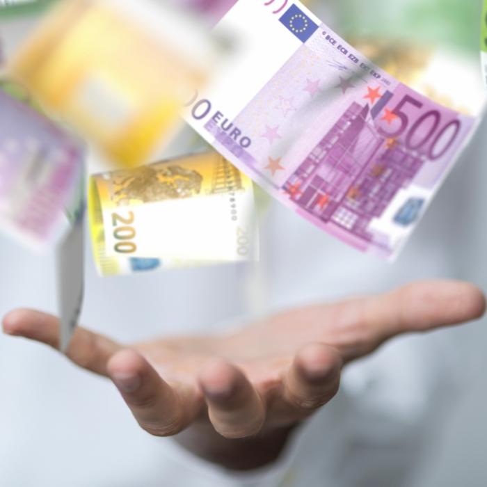 Kunden stehen Schlange! Geldautomaten spucken doppelt so viele Scheine aus