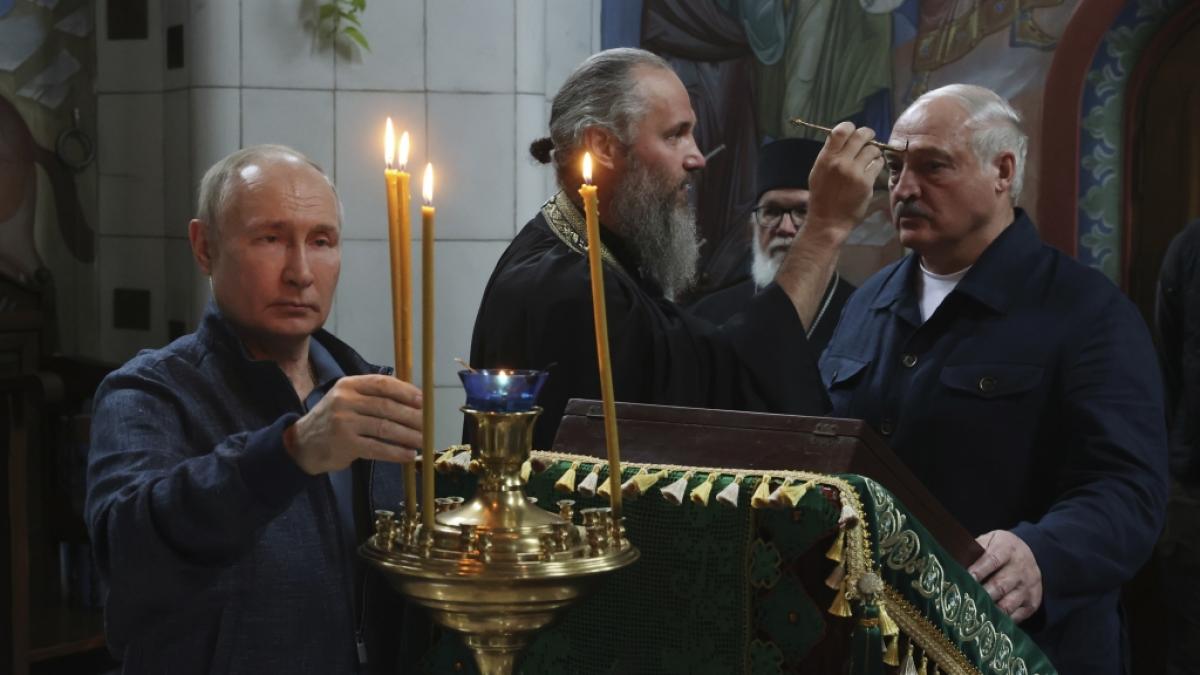 Wladimir Putin und Alexander Lukaschenko lie&szlig;en sich beim Besuch im orthodoxen Kloster Walaam beim inbr&uuml;nstigen Gebet ablichten. (Foto)