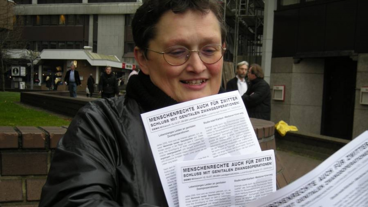 Elisabeth M&uuml;ller verteilt Flugbl&auml;tter f&uuml;r das Zwischengeschlecht. (Foto)