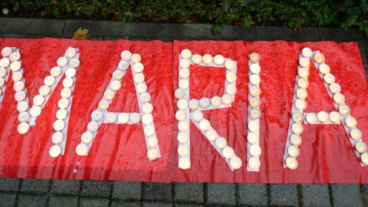 Nachdem Maria im Jahr 2013 verschwand, formten Menschen ihren Namen aus Kerzen vor der Polizeidirektion Freiburg.