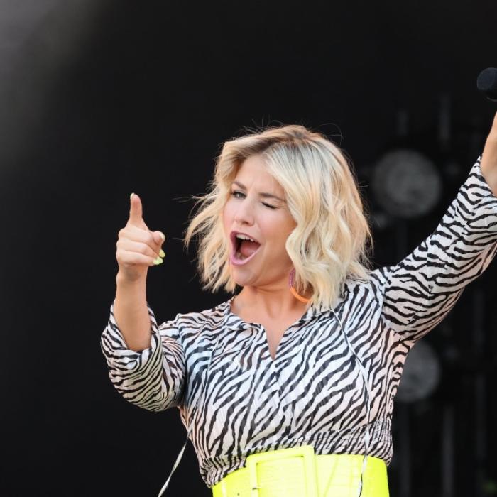 Sichtlich fertig! Schlagerstar bei TV-Show verletzt