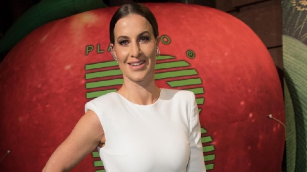 Charlotte W&uuml;rdig freut sich &uuml;ber ihren Bade-Flamingo. (Foto)