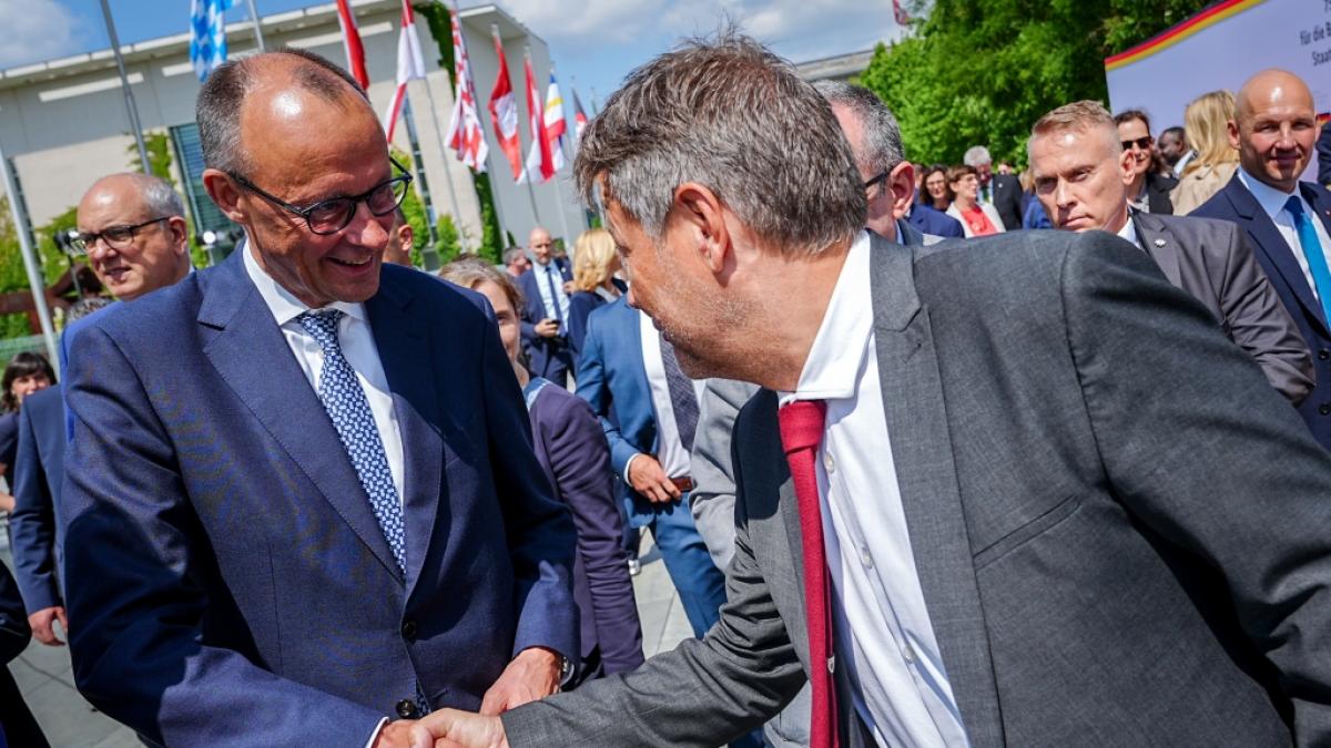 Friedrich Merz (CDU, l.) und Robert Habeck (Gr&uuml;ne) liegen in einer neuen Umfrage gleichauf. (Foto)