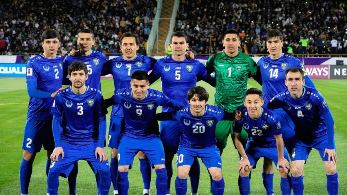 Usbekische Spieler stellen sich vor dem Qualifikationsspiel zur Fu&szlig;ball-Weltmeisterschaft 2026 in der Gruppe A gegen den Iran f&uuml;r ein Mannschaftsfoto auf. Usbekistan nimmt an der Fu&szlig;ball-WM 2026 teil, vom 25.03.2025. (Symbolbild) (Foto)