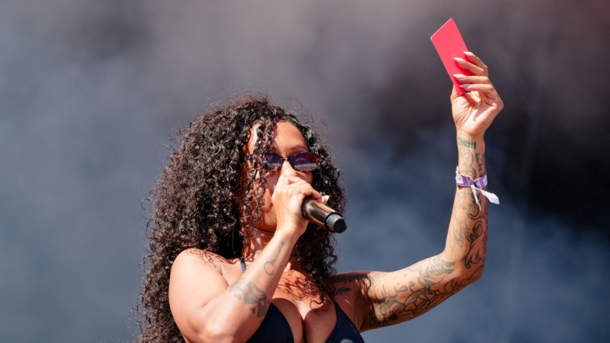 Die Rapperin Nura tritt beim Gl&uuml;cksgef&uuml;hle-Festival auf dem Hockenheimring auf. (Foto)