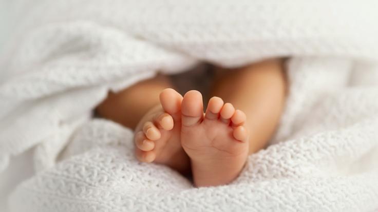Ein Vater soll seinem Baby schwere Verletzungen zugefügt haben. (Symbolfoto)