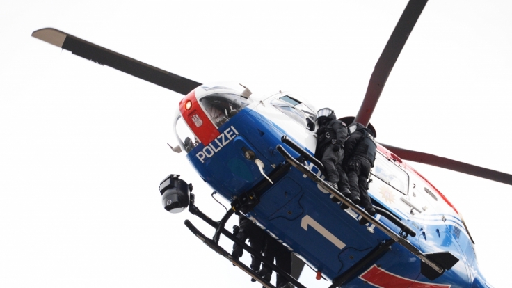 Ein Polizeihubschrauber hat eine ganze Stadt mit Sex-Talk beschallt.