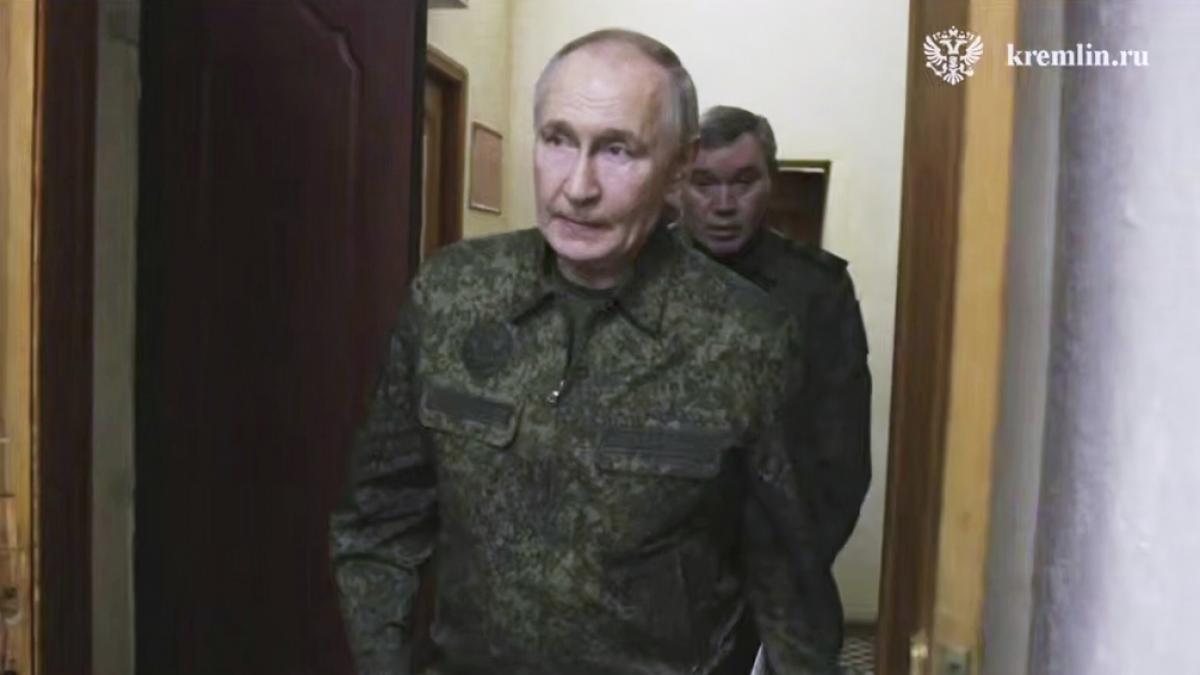 Wladimir Putins Besuch eines Milit&auml;rhauptquartiers in der Grenzregion Kursk sch&uuml;rte erneut Ger&uuml;chte, der Kreml-Chef werde durch Doppelg&auml;nger ersetzt. (Foto)