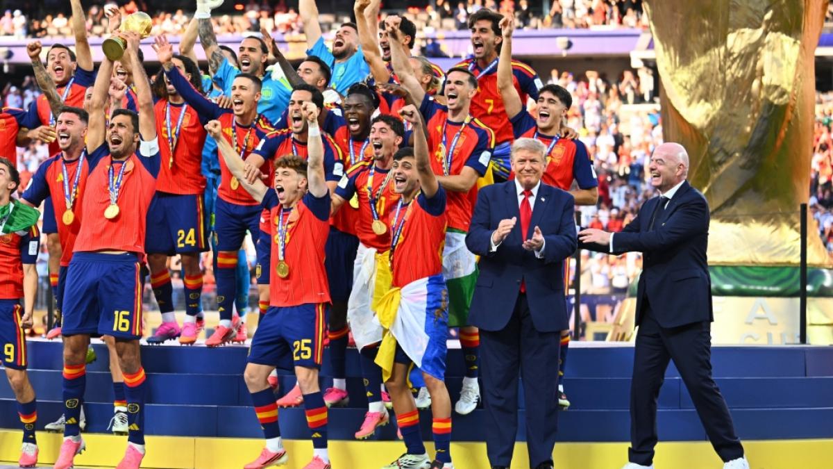 W&auml;hrend Spaniens WM-Mannschaft den Titel feiert, denkt Donald Trump gar nicht daran, das Siegerpodium zu r&auml;umen. (Foto)