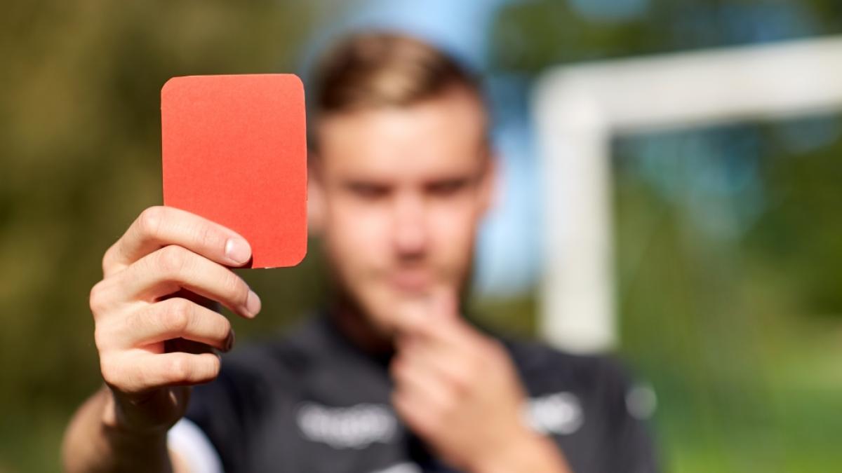 Kurz nach Abpfiff wurde ein Schiedsrichter bei einem Bezirksliga-Spiel in Bochum brutal angegriffen. (Symbolfoto) (Foto)