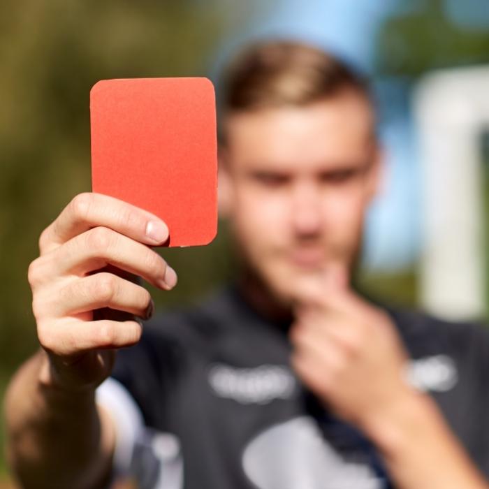 Wilder Tumult nach Spielende! Bezirksliga-Schiri schwer verletzt