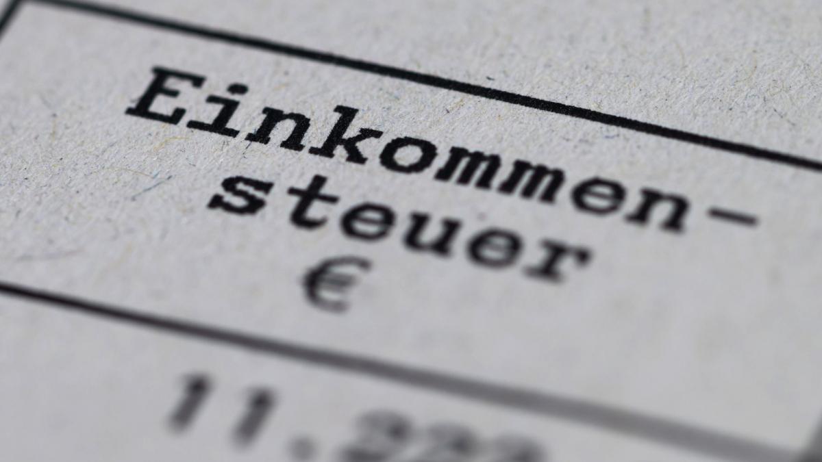 Ein Steuerbescheid mit dem Vermerk "Einkommensteuer" liegt auf einem Tisch. (Foto)