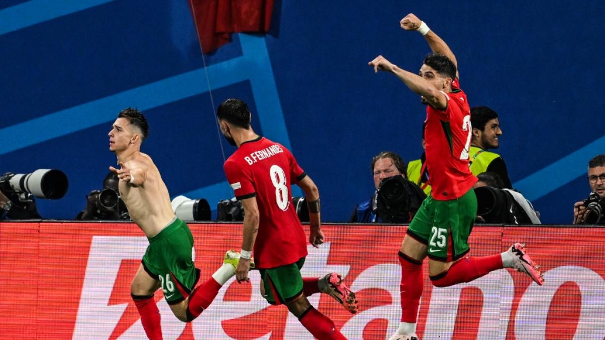 Portugals Francisco Conceicao bejubelt oberk&ouml;rperfrei mit den Mannschaftskollegen seinen 2:1-Siegtreffer gegen Tschechien. (Foto)
