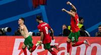 Portugals Francisco Conceicao bejubelt oberkörperfrei mit den Mannschaftskollegen seinen 2:1-Siegtreffer gegen Tschechien.