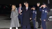 Der designierte US-Präsident Donald Trump und Melania Trump verlassen bei ihrer Ankunft am Dulles International Airport in Dulles, Virginia, ein Flugzeug der Air Force Special Mission.