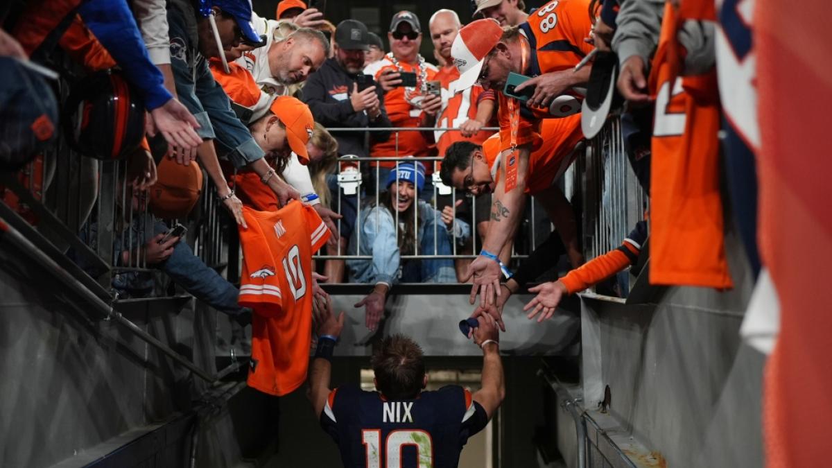 Quarterback von den Denver Broncos Bo Nix (10) jubelt mit den Fans, am 29.09.2025. (Smybolbild) (Foto)