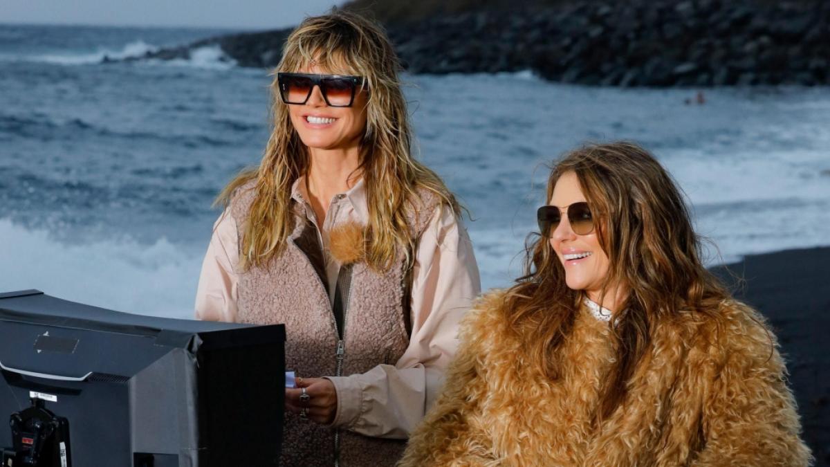 Heidi Klum hat beim Ocean-Shooting auf Teneriffa mit Elizabeth Hurley sichtlich Spa&szlig;. (Foto)