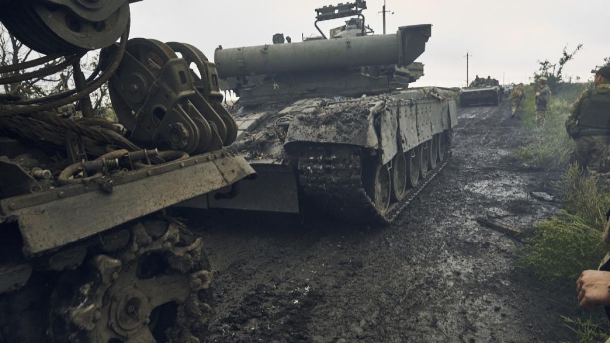 Ukrainische Milit&auml;rfahrzeuge bewegen sich auf der Stra&szlig;e in dem befreiten Gebiet in der Region Charkiw, Ukraine. (Foto)