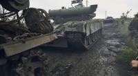 Ukrainische Militärfahrzeuge bewegen sich auf der Straße in dem befreiten Gebiet in der Region Charkiw, Ukraine.