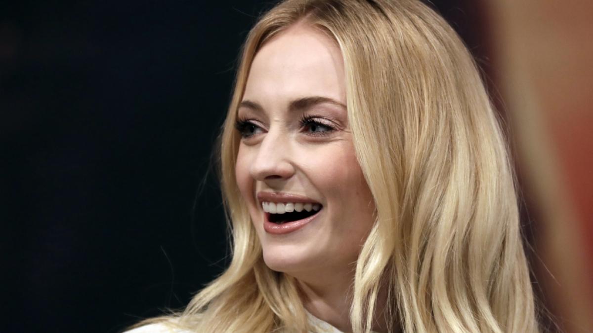Sophie Turner bei einer Pressekonferenz (Foto)