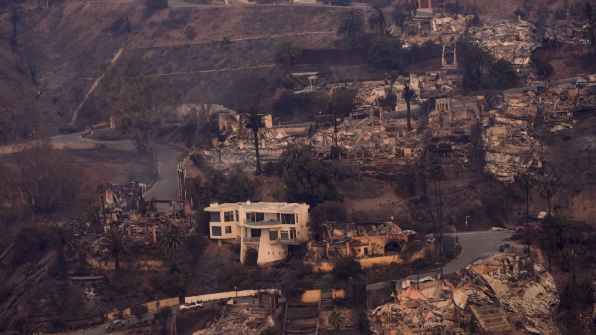 Die Verwüstung durch das Palisades-Feuer ist aus der Luft im Stadtteil Pacific Palisades von Los Angeles zu sehen. (Foto)