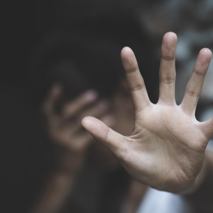 Vater verprügelt Sohn (6), weil er auf dem Schoß eines anderen Jungen saß