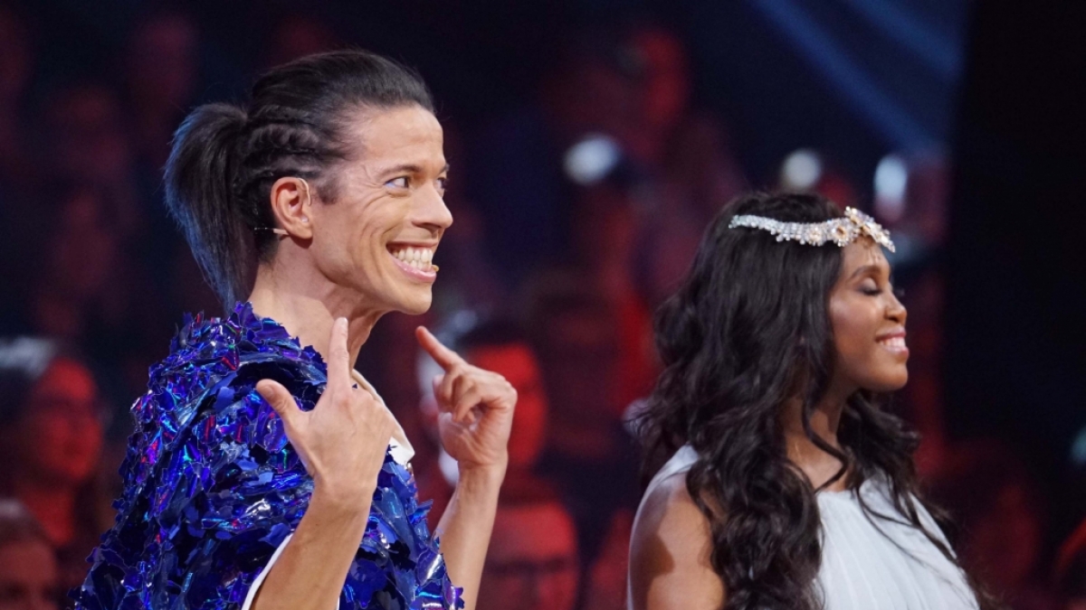 Juror Jorge Gonzalez und Jurorin Motsi Mabuse fiebern der 6. Live-Show von "Let's Dance" am 27.04.2018 entgegen. (Foto)