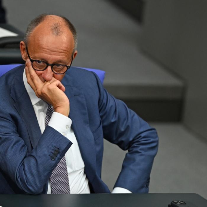 Wer hat die Brandmauer durchbrochen? Drei Theorien über die heimlichen AfD-Helfer