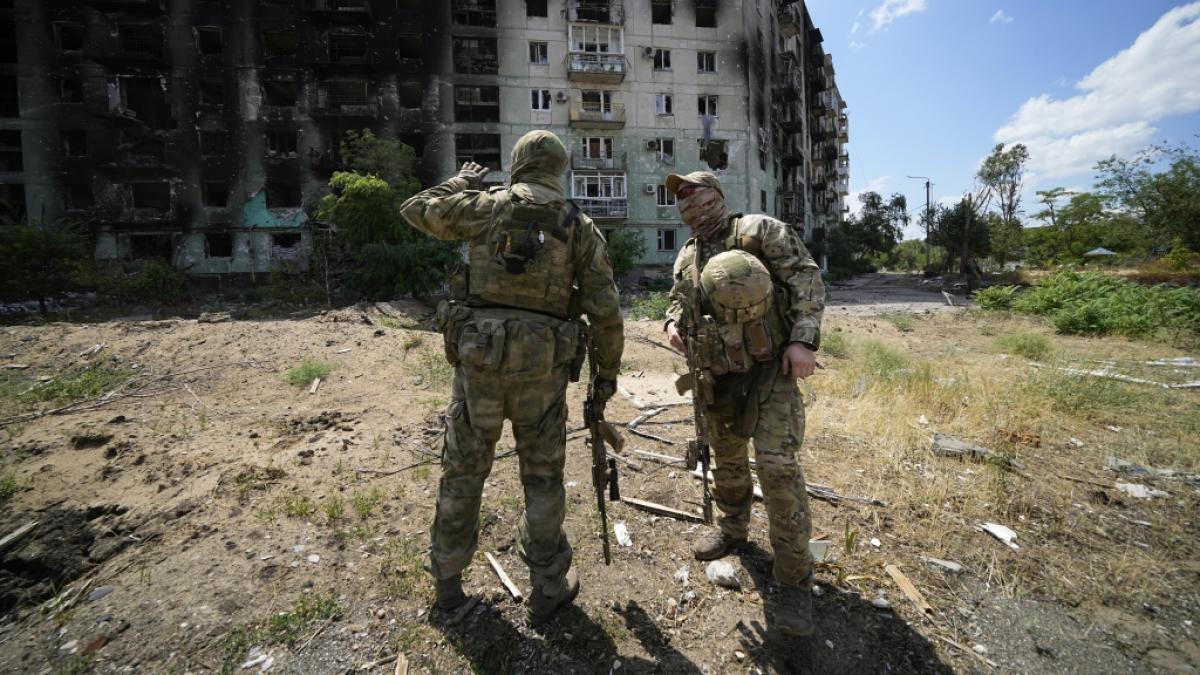 Russische Soldaten unterhalten sich vor einem zerst&ouml;rten Wohnhaus in Sewerodonezk (Ukraine). Offenbar sinkt die Moral bei einigen Einheiten immer weiter. (Foto)