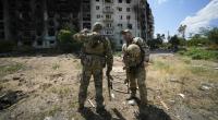 Russische Soldaten unterhalten sich vor einem zerstörten Wohnhaus in Sewerodonezk (Ukraine). Offenbar sinkt die Moral bei einigen Einheiten immer weiter.