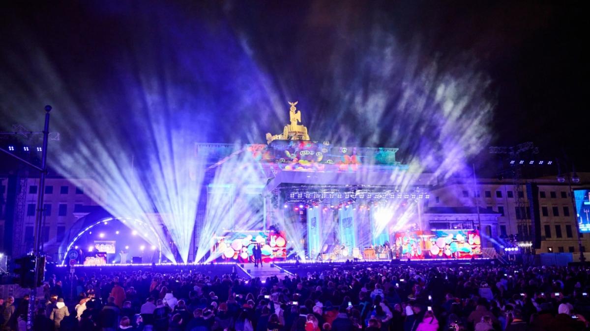 Die rauschende Silvesterparty am Brandenburger Tor lockte Zehntausende an. (Foto)