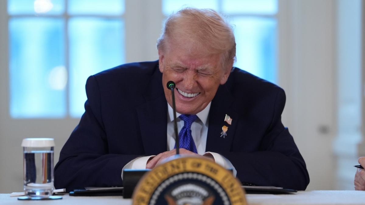 Donald Trump vergisst sich bei einem Fabrikbesuch v&ouml;llig. (Foto)