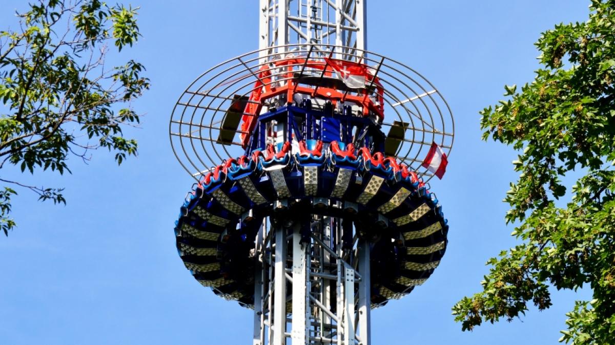 Ein Junge ist nach einen Sturz aus einem Freifallturm gestorben. (Foto)