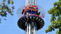 Ein Junge ist nach einen Sturz aus einem Freifallturm gestorben.