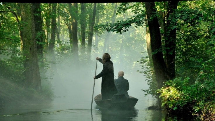 Karsten Hellstein (Kai Scheve, l.) stakt Thorsten Krüger (Christian Redl, r.) in den Nebel.