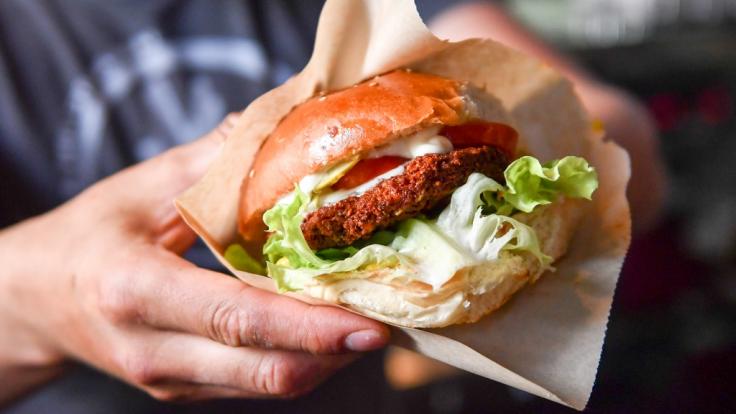 Fleischersatzprodukte aus Gemüse sind mittlerweile weit verbreitet. Eine Fast-Food-Kette geht nun einen anderen Weg.