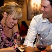Männer flirten anders als Frauen - doch bei diesen beiden scheint die Chemie zu stimmen.