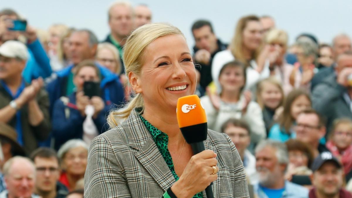 Andrea Kiewel l&auml;dt in den "ZDF-Fernsehgarten" am 25. August 2024 wieder Rockbands ein. (Foto)